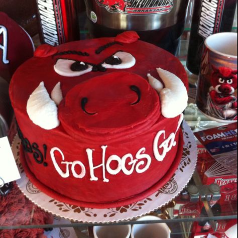 So cute!  I am going to TRY to recreate this for Cody's birthday! Razorback Cake, Razorback Party, Food Savory, Grooms Cakes, Woo Pig Sooie, Arkansas Razorback, Board Party, Products I Love, Special Occasion Food