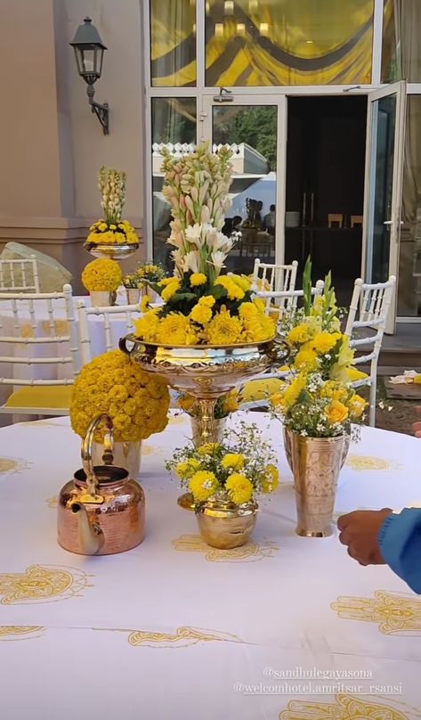 Haldi Table Arrangements, Diwali Table Centrepiece, Marigold Wedding Decoration, Marigold Decor, Marigold Wedding, Round Wedding Tables, Dinner Centerpieces, Home Flower Decor, Fondant Flower Tutorial