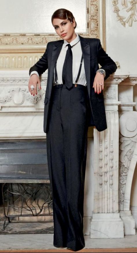 Black Tie Outfit Women, Women Tuxedo Outfit, Women In Mens Suits, Women Suit Outfits, Neck Design For Suit, Feminine Short Haircuts, Women Suit And Tie, Haircuts Feminine, Black Tie Outfits