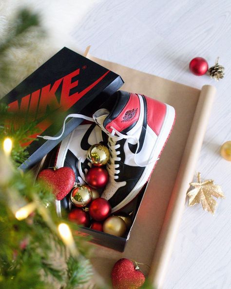 Mark | Sneakers & Recreation on Instagram: “We know Christmas, tell 'em what's on your wish list... What are you hoping for under the tree this year? 🎁 Christmas 2020 feels different…” Air Jordan 1 Gym Red, Air Jordan 1 Black, Jordan 1 Black Toe, Instagram Shoes, Jordan 1 Black, Christmas Shoes, Shoes Photography, Photography Basics, Outfit Black