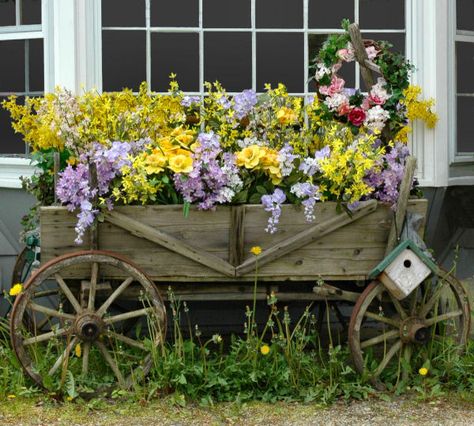 Wagons With Flowers, Wagon With Flowers, Flower Wagon, Fruit Farm, Garden Wagon, Yard Furniture, Old Wagons, Rustic Flower, She Sheds