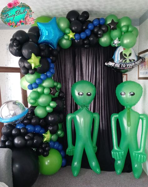 Ideas to make an alien party outta this world! Perfect for a space or galaxy themed party! Space Themed Halloween Party, Alien Balloon Garland, Outta This World Theme, Saturno Theme Party, Alien Birthday Party Decoration, Alien Centerpieces, Alien Party Theme, Alien Birthday Party Ideas, Alien Themed Birthday Party