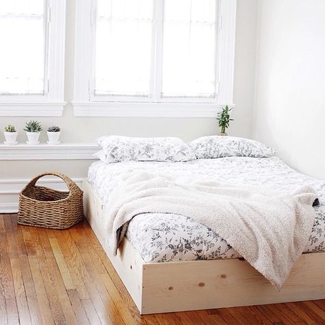 A minimal bed frame to hide that box spring! And it only takes ten minutes to put together! #ontheblog today! Minimal Bed Frame, Platform Bed Diy, Bedframe Diy, Minimal Bed, Simple Bed Frame, Minimalist Dekor, Diy Platform Bed, Diy Bed Frame, Hemma Diy