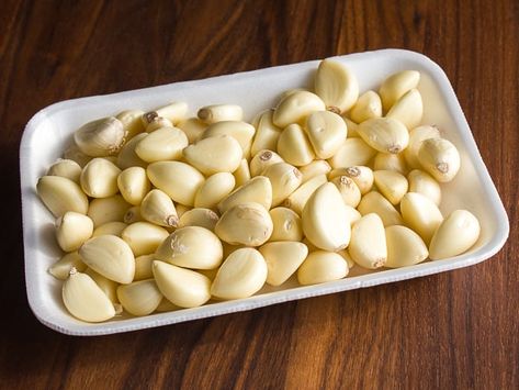 Garlic In The Oven, Roasted Garlic Recipe, Roasting Garlic In Oven, Roasted Garlic Cloves, How To Roast, Baked Garlic, Garlic Recipes, Vegetable Sides, Oven Roast