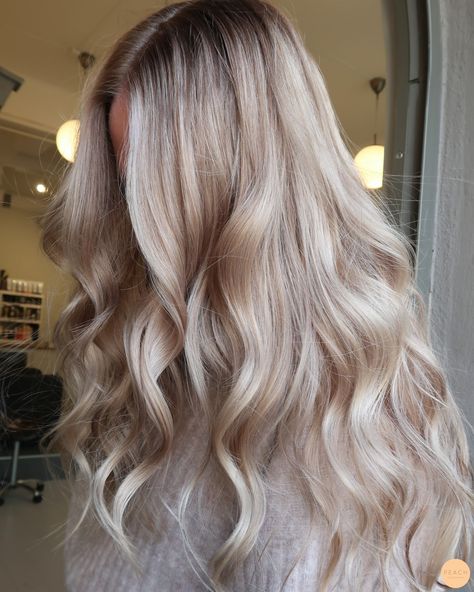 Beige blond hårfärg med ljusa slingor och rootshadow Rootshadow Blonde, Creamy Beige Blonde Hair, Creamy Beige Hair, Champagne Blonde Balayage, Light Beige Blonde Hair, Vanilla Beige Blonde Hair, Cool Beige Blonde Hair, Champagne Hair Color, Beige Blonde Balayage