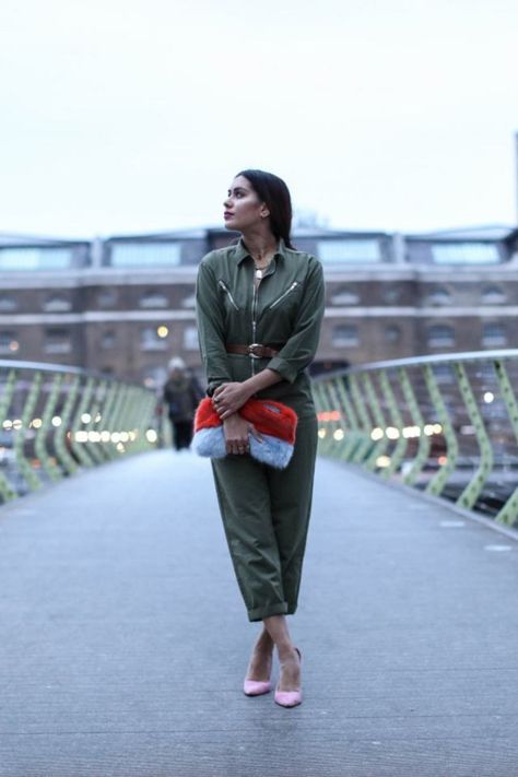 Topshop boilersuit styled by fashion influencer Reena Rai. She shares her top tips for styling a boilersuit outfit. Boiler Jumpsuit Outfit, Black Boiler Suit Outfit, Boilersuit Outfit, Boiler Suit Outfit, Preppy Style Outfits, Fashion Blogger Poses, Preppy Fall Fashion, Preppy Fall Outfits, Jumpsuit Outfits