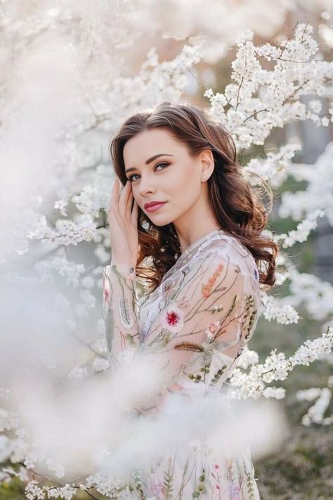 Blossom Tree Photoshoot, Botanical Garden Photo Shoot, Bridal Makeup Pictures, Blossom Photoshoot, Cherry Blossom Pictures, Blooming Apples, Outdoor Portrait Photography, Spring Portraits, Spring Photoshoot