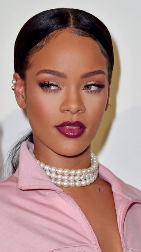 Chanel Inspired Makeup, Rihanna Soft Summer, Tan Celebrities, Rihanna Makeup Looks, Estate Soft, Shaded Summer, Warm Makeup, Rihanna Makeup, Glossy Lips Makeup