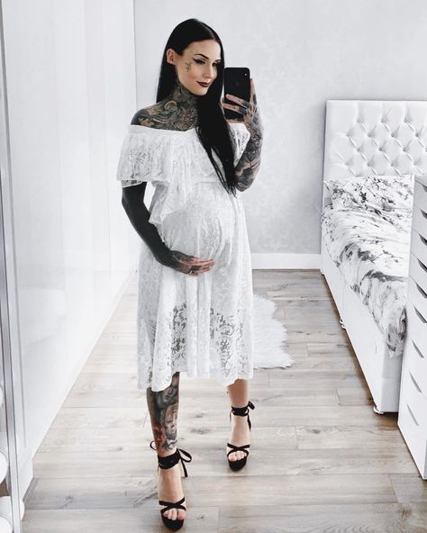 Monami Frost on Instagram: “So excited about labour ✨ bring it on! Feels unreal that soon I will have a newborn once again. Only this time it will be all completely…” Frost Makeup, Frost Wallpaper, Tattoo Daruma, Petunia Tattoo, Beard Illustration, Heather Moss, Pregnant Girl, Monami Frost, Beard Shapes