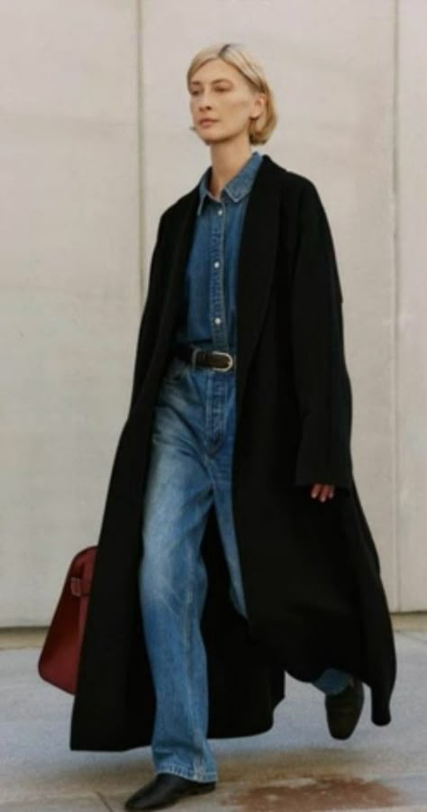 Denim Winter Outfit, Jean Shirt Outfits, Black Coat Outfit, 2023 Wardrobe, Denim Shirt Outfit, Cozy Winter Fashion, Minimalist Winter, Moda Denim, Denim On Denim