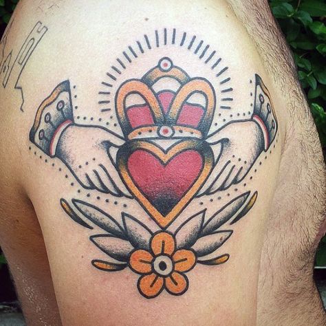 Old School Claddagh Upper Arm Male Tattoos Irish Claddagh Tattoo, Pink Shamrock, Claddagh Tattoo, Rad Tattoos, Traditional Heart Tattoos, Nikko Hurtado, Celtic Crosses, Irish Tattoos, Flaming Heart