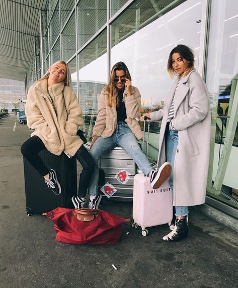 Best Friend Fotos, Bff Pics, Fashion Travel Outfit, Airport Pictures, Airport Outfits, Best Friend Photos, Bff Goals, Bestie Goals, Foto Poses