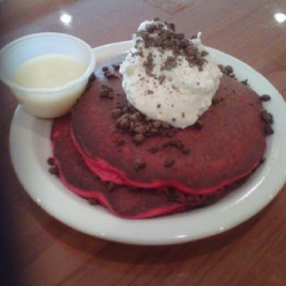 Red velvet pancakes with cream cheese syrup at Babystacks in Vegas Breakfast Las Vegas, Breakfast In Las Vegas, Las Vegas Breakfast, Vegas Breakfast, Las Vegas Tips, Gang Family, Las Vegas Food, Vegas Birthday, Vegas Food