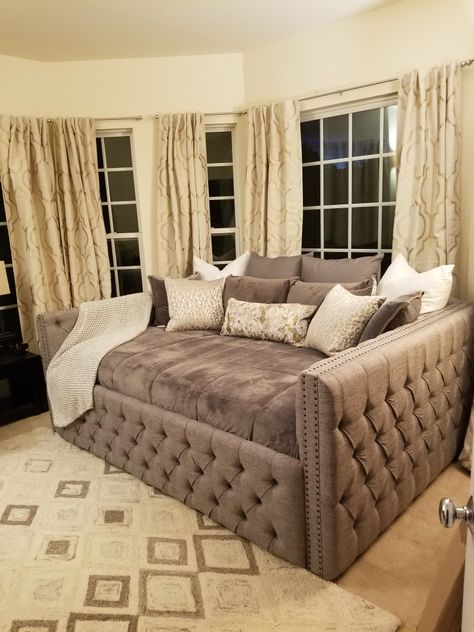 Tufted Daybed Room Ideas, Den Room Ideas For Women, Living Room Day Beds, Big Day Bed, Living Room With Daybed Couch, Upholstered Daybed Room Ideas, Gray Daybed Room Ideas, Couch Bed Ideas Bedroom, Rooms With Daybeds Ideas