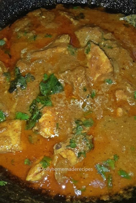 Dhaba Style Chicken Curry with step by step photos recipe - Very easy and simple recipe to follow. This chicken is delicious curry from northern India...flavored with aromatic spices in onion-tomato base thick gravy, that is mildly spicy and tastes great with Naan or Paratha or Rice. Easy Curries, Mee Rebus, Chicken Roti, Rumali Roti, Indian Chicken Curry Recipe, Malai Chicken, Prawn Masala, Indian Meals, Indian Chicken Recipes