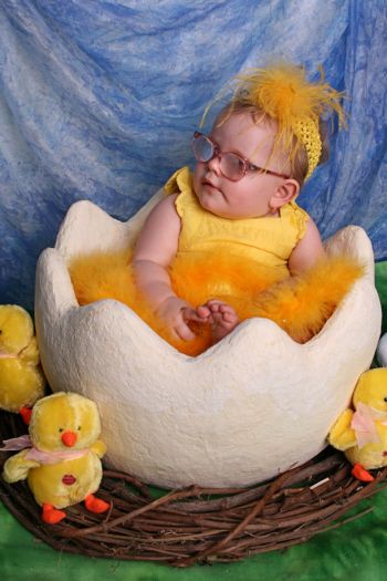 How to make a paper mache' photo prop egg (estimated cost $10.00). I hate this photo so much, but remove the yellow fluff and ducks and replace background and "ground" with cream/grey/very light blue. Easter Baby Photos, Giant Easter Eggs, Paper Mache Eggs, Diy Photography Props, Photo Props Diy, Dino Eggs, Egg Photo, Easter Photography, Picture Props