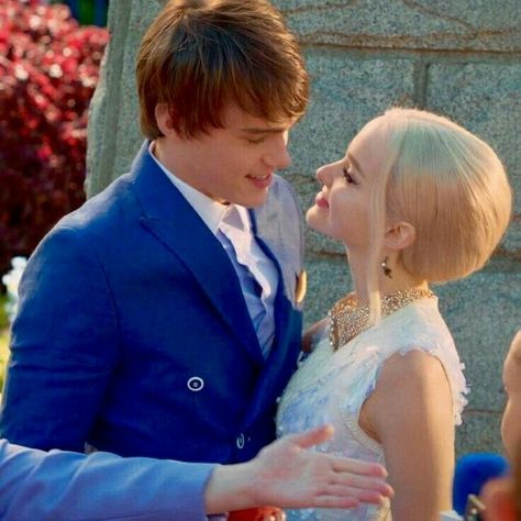 Old Disney Channel Movies, Descendants Mal And Ben, Descendants Ben, Descendants Pictures, Disney Descendants 2, Mal Descendants, Mal And Evie, Disney Channel Movies, Disney Channel Descendants