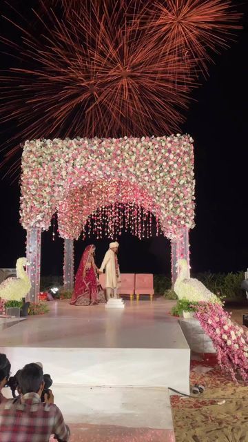 Indian Wedding Night, Marriage Hall Decoration, Beach Side Wedding, Indian Wedding Stage, Indian Wedding Decorations Receptions, Indian Wedding Theme, Themed Wedding Decorations, Goals Couple, Wedding Stage Decor