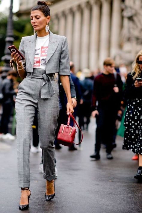 Spice up your wardrobe with women's trouser suits. Give off a confident and bold feel by mixing textures, colours and tactilities. Giovanna Battaglia Style, Ladies Trouser Suits, Giovanna Battaglia, Stylish Suit, Suit Style, Work Outfits Women, Fashion Weeks, Trouser Suits, Look Casual