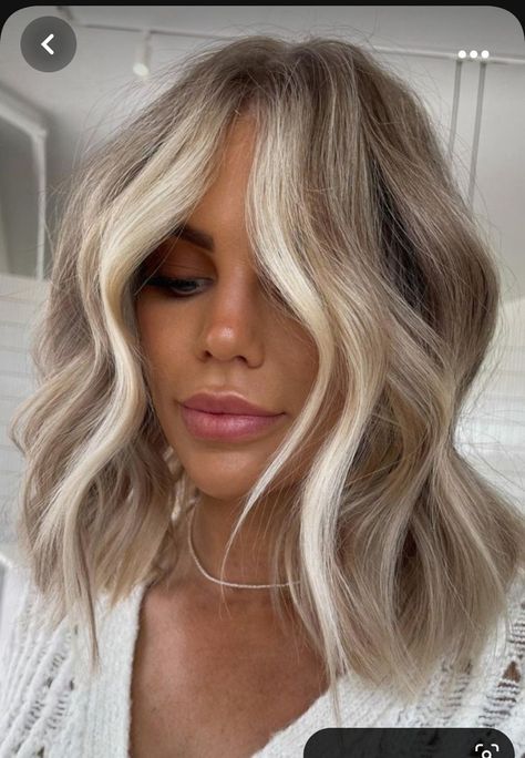 Icy Blonde Brown Hair, Stretched Roots Blonde, Bright Blonde Short Hair, Short Blonde Hair With Lowlights, Bright Blonde Bob, Buttercream Blonde Hair, Dark Blonde Balayage Short, Smudge Root Blonde, Root Smudge