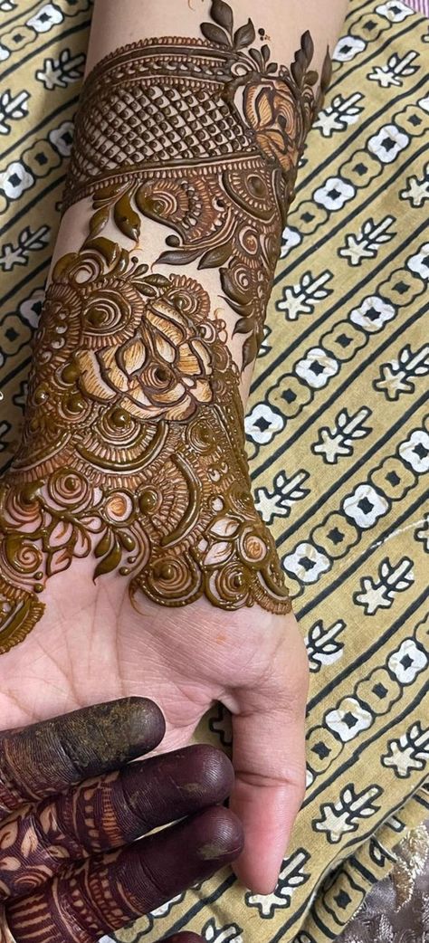 Mehndi With Name, Mehendi Snap, 3d Mehndi, Hina Designs, Aesthetic Henna, Engagement Mehendi, Aesthetic Mehndi, Friend Video, Foot Mehndi