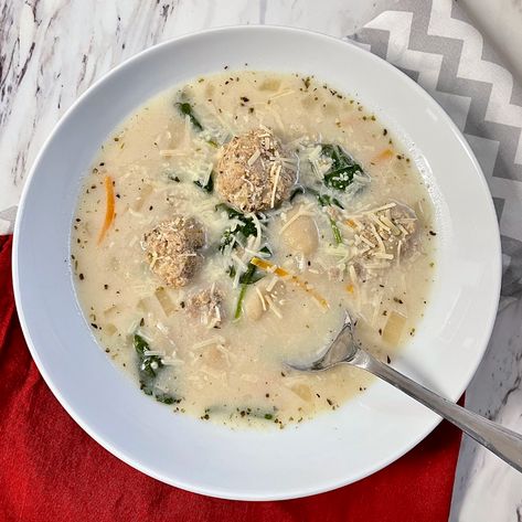 This delicious soup with mini meatballs, gnocchi, and fresh spinach is one of those dishes ideal for warming the soul during a winter day. Gnocchi Meatball Soup, Meatball Gnocchi Soup, Gnocchi Recipes Soup, Meatball Soup Recipes, Parmesan Cheese Potatoes, Gnocchi Soup, Soup Dish, Meatball Soup, Spinach Soup