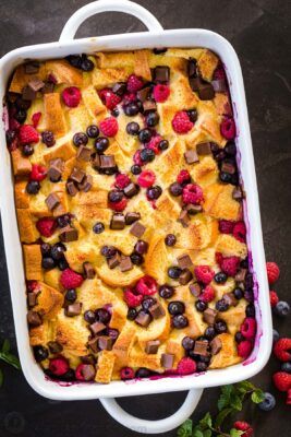 Easy Bread Pudding Recipe | Natasha's Kitchen | Bloglovin’ French Toast Recipe Casserole, Simple Bread Pudding Recipe, Simple Bread Pudding, Recipe With Heavy Cream, Casserole French Toast, Easy Bread Pudding Recipe, Berry Bread Pudding, Easy Bread Pudding, Brioche Bread Pudding