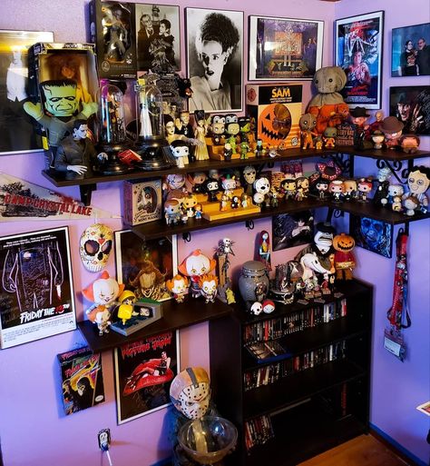 Horror Movie Display, Horror Collection Display, Horror Shelf, Horror Room Aesthetic, Horror Themed Room, Horror Bedroom Ideas, Horror Room Ideas, Horror Room Decor, Horror Movie Room