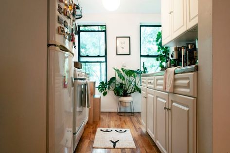 A Countdown of the 10 Most Liked Rooms of 2018 Railroad Kitchen, Railroad Apartment, Blue Walls Living Room, Apartment Color Schemes, Mirrored Side Tables, Bedroom Decor For Women, Rugs Ideas, Alphabet City, Living Room Wall Color