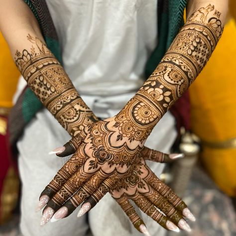 Few backhand henna designs from my album💕 Swipe left to see full design. Let me know in comment which one is your favourite one!! _____________________________________ #pankhudihennaart #henna #mehndi #mehandidesign #torontohennaartist #bramptonhennaartist #hennatattoo #mississaugahennaartist #bridetobe #bridalmehndi #hennaartist #scarboroughhennaartist #bridalhenna #mehndiartist #torontohenna #wedmegood #indianweddingbuzz #punjabiweddings #torontobridalmehndi #netflixmovies #backhandhe... Backhand Henna Designs, Backhand Mehndi Designs, Mehndi Designs For Kids, Latest Mehndi, Saree Designs Party Wear, Mehndi Artist, Latest Mehndi Designs, Henna Artist, Henna Mehndi