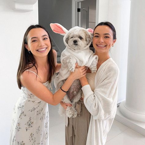 @merrelltwins • Instagram photos and videos Merrill Twins, Merell Twins, Veronica And Vanessa, Veronica Merrell, Vanessa Merrell, Merrell Twins, Girl Icons, Movies Showing, Role Models