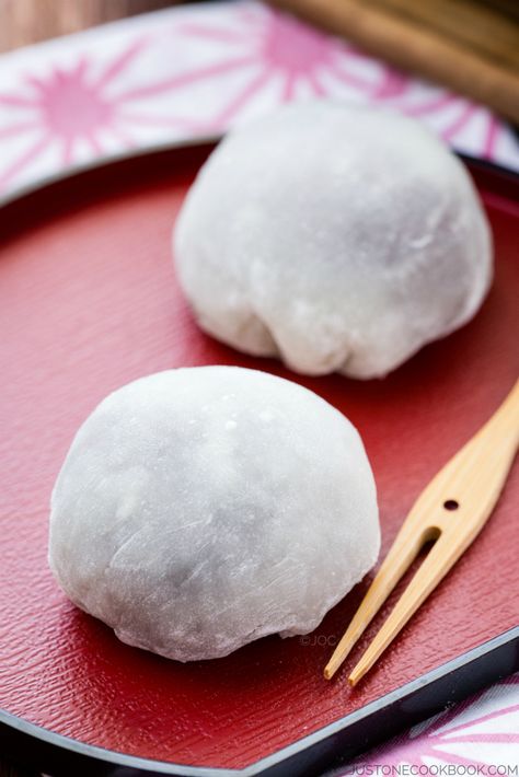 Daifuku Mochi | Easy Japanese Recipes at JustOneCookbook.com Daifuku Mochi, Just One Cookbook, Sweet Red Bean Paste, Japanese Treats, Mochi Recipe, Coconut Dessert, Easy Japanese Recipes, Sweet Red Bean, Brownie Desserts