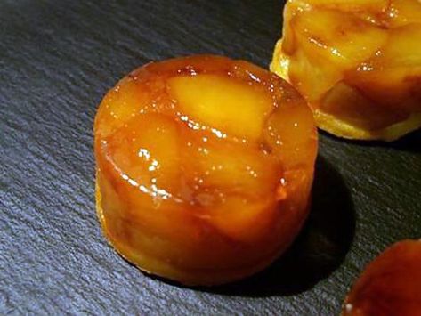 La meilleure recette de Mini tatins aux pommes...! L'essayer, c'est l'adopter! 4.9/5 (14 votes), 7 Commentaires. Ingrédients: Les pommes :, 0.600 kg de pommes golden, 0.025 kg de sucre semoule, 0.025 kg de beurre Le caramel :, 0.150 kg de sucre semoule, 0.050 kg d'eau La pâte sablée :, 0.150 kg de pâte sablée peu sucrée Mini Apple Tarts, Dolci Finger Food, Mini Patisserie, Upside Down Apple Cake, Tarte Tatin Recipe, Italian Christmas Recipes, Dessert Aux Fruits, Mini Tart, French Desserts