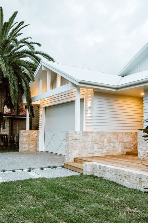 Linear Weatherboards paired with sandstone walls creates a stunning looking Hampton's styled front yard! Hamptons Garage, Hamptons House Facade, Hampton Style Exterior, Coastal Homes Exteriors, Hamptons Exterior, Coastal Facade, Hamptons Facade, Hamptons House Exterior, Sandstone Cladding