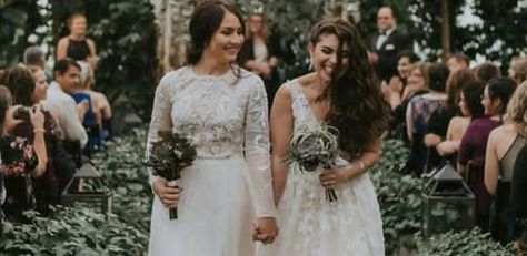 Casal cria revista de casamentos para lésbicas; veja fotos Wlw Wedding, Wedding Photography Checklist, Alternative Wedding Rings, Two Brides, Bridal Magazine, Lgbtq Wedding, Lesbian Wedding, Shooting Photo, Wedding Photography Poses