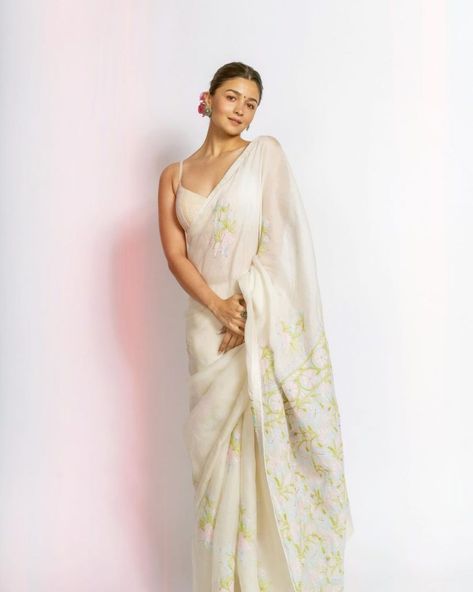 Alia Bhatt & Her Inspirational White Saree Looks! Alia Bhatt Hairstyles, Alia Bhatt Saree, Indian Fits, White Sari, Off White Saree, Saree Jackets, Floral Saree, Saree Poses, White Saree