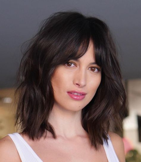 Low Maintenance Shoulder Length Hair with Bangs Short Haircut For Fuller Face, Long Choppy Bobs, Melena Bob, Heir Style, Shoulder Length Hair With Bangs, Hair Spring, Textured Haircut, Low Maintenance Haircut, Long Face Hairstyles