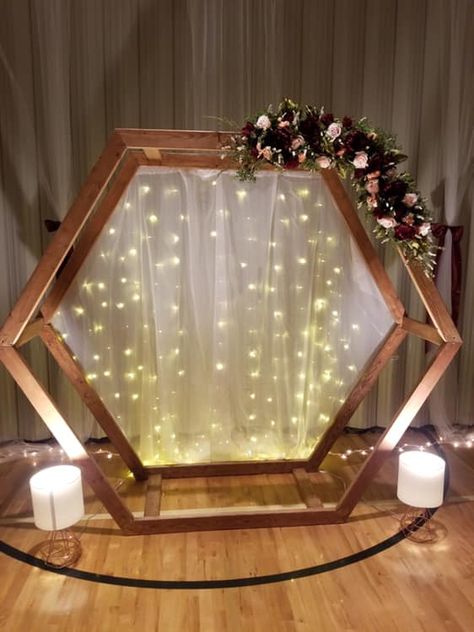 Hexagon Photo Backdrop, Wedding Arch Hexagon, Honeycomb Arch, Wedding Scripture, Hexagon Photo, Arch Light, Hexagon Wedding, Young Wedding, Wood Hexagon