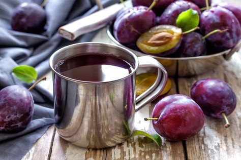 Drinks For Constipation, Prunes Benefits, Prune Juice, Potassium Rich Foods, Constipation Remedies, Dried Plums, Pear Juice, Relieve Constipation, Carbohydrate Diet