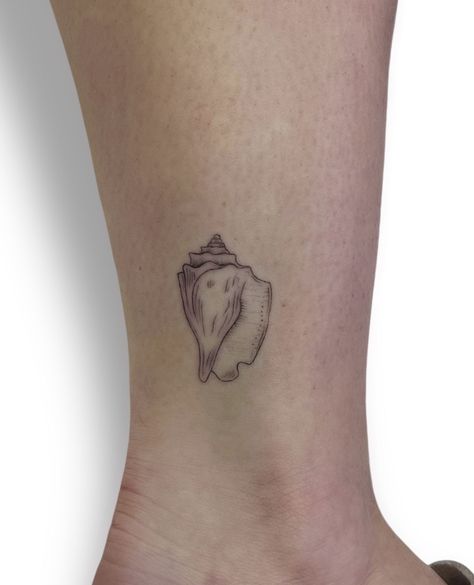 like if you've tried to hear the ocean in this shell Ocean Lover Tattoo, Tattoo On Foot, Shell Tattoo, Lover Tattoo, Stamp Tattoo, Tattoos For Lovers, Ocean Lover, Foot Tattoos, Conch Shell