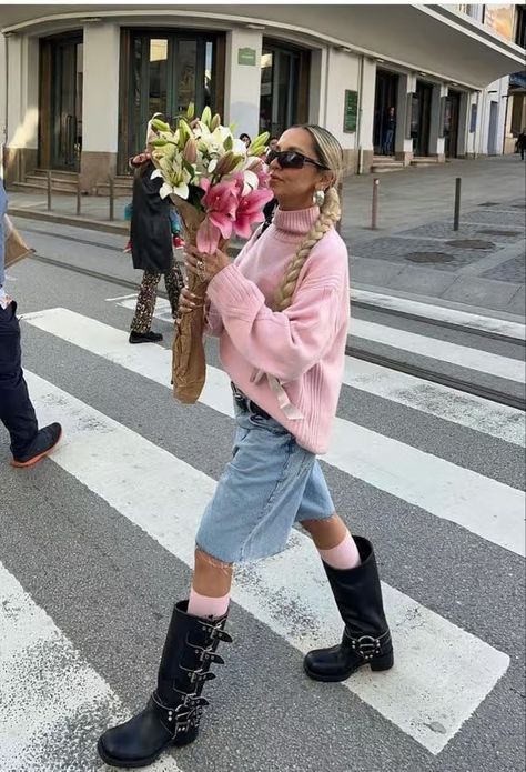 These Are The Biker Boots Outfits You Want To Wear This Season - CLOSS FASHION Biker Boots Outfit, Sofia Coelho, Winter Boots Outfits, Spring Trends Outfits, Boots Outfits, Cute Spring Outfits, School Looks, Trendy Fall Outfits, Biker Boots