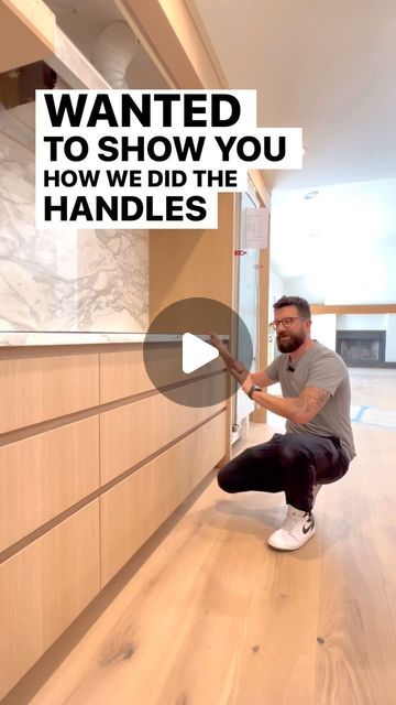 Vince The Kitchen Guy on Instagram: "Look ma, no handles! Here we take a look at a custom cabinet install we are wrapping up. This was a fun one to do because it has no handles in the kitchen. It’s a lot of work, but it can be done and if that’s the look, you’re going, for this is a great way to achieve it. The white oak is heavenly:) #kitchendesigntips #kitchendesigner #vincethekitchenguy #customcabinets #interiordesign #kitchencabinets #interiordesigner #diytips #kitchenmakeover #customkitchen #kitchenhardware #nohandles" Kitchen Cabinets Profile Handles, Kitchen Cabinets With No Hardware, Kitchen No Handles Cabinets, Inside Kitchen Cabinets Makeover, No Hardware Cabinets, No Handles Kitchen Cabinets, White Oak Cabinet Hardware, No Hardware Kitchen Cabinets, Cabinet Showroom Ideas