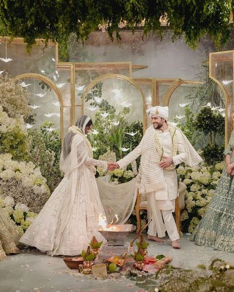 Alanna & Ivor Wedding, Alanna Panday Wedding Decor, Alanna Panday Wedding, Nikkah Photos, Alanna Panday, Sangeet Decoration, Royal Indian Wedding, Sangeet Decor, Indian Wedding Theme