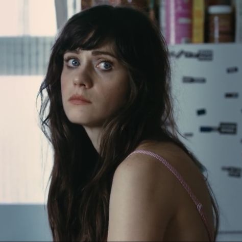 Zooey Deschanel Eyes, Zoe Deschanel, Zooey Deschanel Hair, Emily Deschanel, Natasha Lyonne, Anya Taylor Joy, Zooey Deschanel, Film Aesthetic, Messy Hairstyles