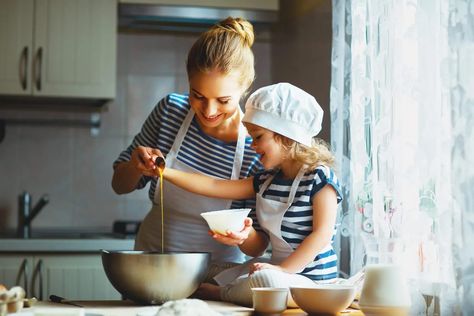 9 easy ways to be more present with your kids Baking Photography, Mommy And Me Photo Shoot, Cooking Photography, Family Baking, Moms Cooking, Culinary School, Family Kitchen, Template Instagram, Children Images