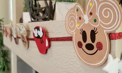 Mickey Gingerbread Christmas Decor, Disney Christmas Classroom Door Ideas, Disney Gingerbread House, Mickey Gingerbread, Disney Gingerbread, Disney Christmas Crafts, Christmas Overlay, Classroom Christmas Decorations, Christmas Contests