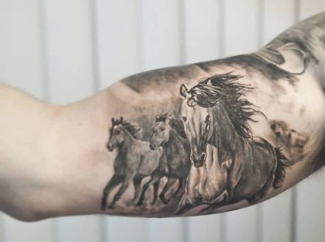 Lover Tattoo Ideas, Tattoo Lower Back, Tattoo Homme, Lover Tattoo, Realistisches Tattoo, Horse Shoe Tattoo, Tattoo Hip, Horse Tattoo Design, Cowgirl Tattoos