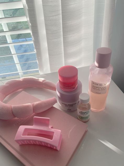 pink skincare Skincare Asthetic Picture, Foto Skincare Aesthetic, Pink Clean Aesthetic, Pastel Skincare, Pink Skincare Aesthetic, Pink Skincare, Skincare Aesthetic, Skin Care Items, Image Skincare