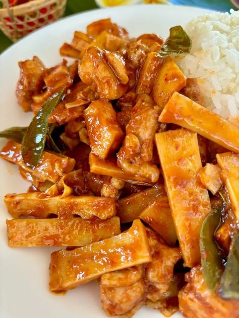 Gai Pad Nor Mai Recipe (Chicken Bamboo Shoots Stir-Fry) – Hungry in Thailand Bamboo Recipe, High Protein Dishes, Bamboo Shoot, Stir Fry Dishes, Red Curry Paste, Bamboo Shoots, Thai Dishes, Recipe Chicken, Chicken Stir Fry