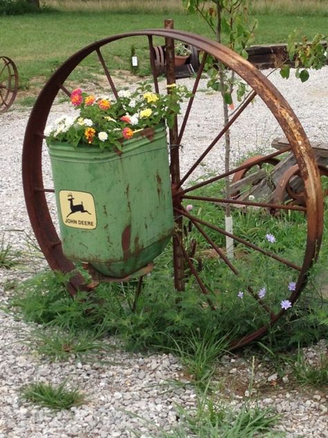 What To Do With Old Wagon Wheels? Wagon Wheel Garden, Wagon Wheel Decor, 90s Bedroom, Wagon Wheels, Old Wagons, Wheel Decor, Garden Junk, Garden Accents, Garden Yard Ideas